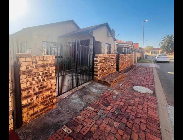 3 BEDROOM HOUSE FOR SALE IN PROTEA NORTH